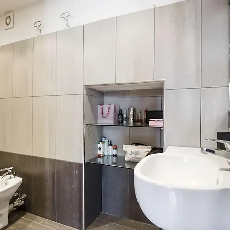 Apartment Luminoso Appartamentino In Centro Per 4 Turin